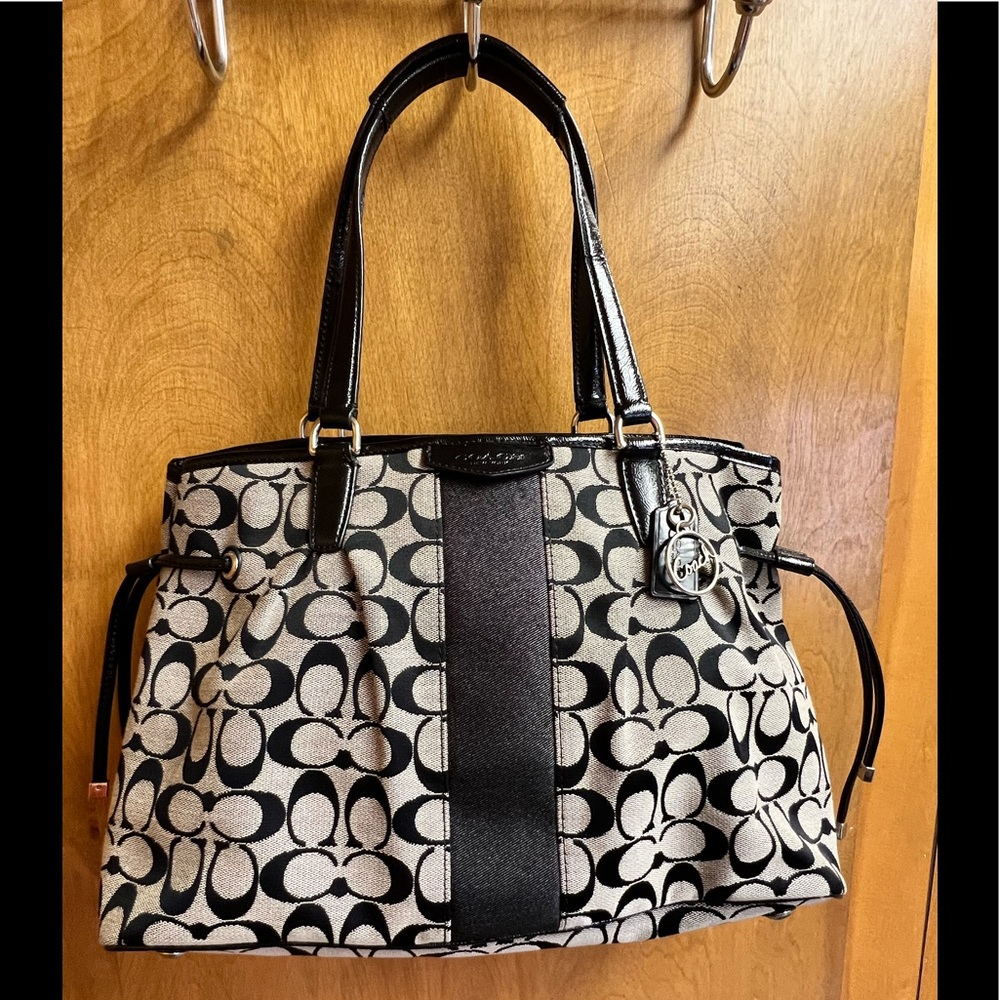Signature Coach Purse gray/black. #f28501
